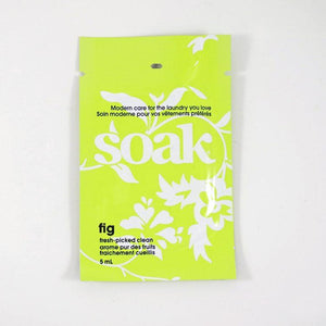 One lime green sachet of Soak rinse-free laundry liquid on a white background (Fig scent)